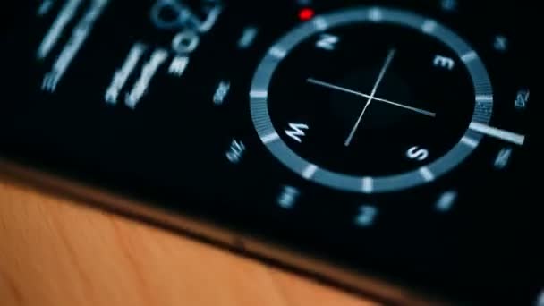 Compass on the phone revolves around its axis. — Stock Video