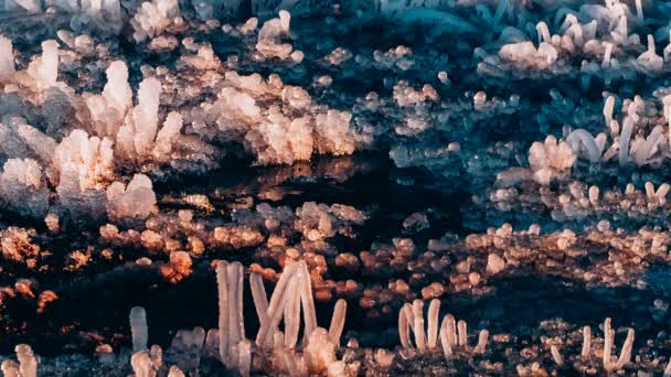 Ghiaccio in natura colore quarzo rosa . — Video Stock