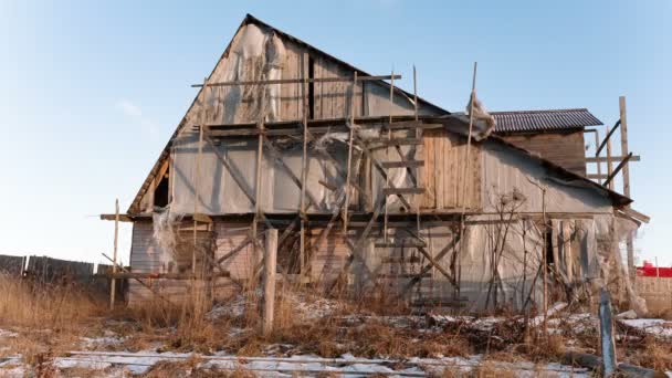 Vernietigd houten huis tegen de hemel. — Stockvideo