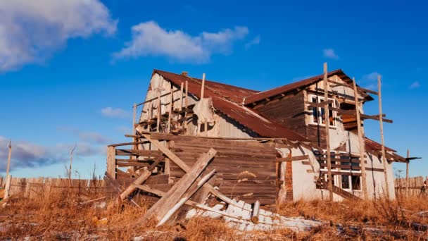 Разрушенный деревянный дом против неба . — стоковое видео