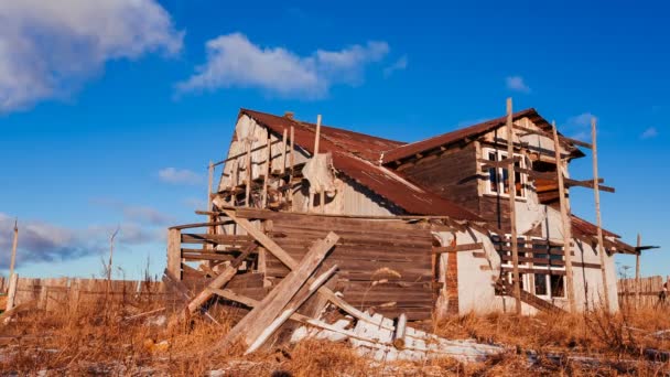 Destroyed wooden house against the sky. — Stock Video