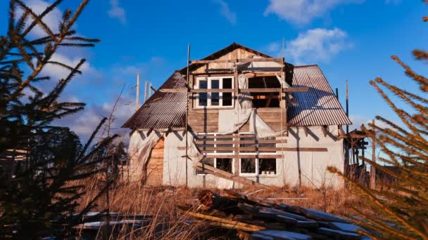 Zerstörtes Holzhaus gegen den Himmel. — Stockvideo