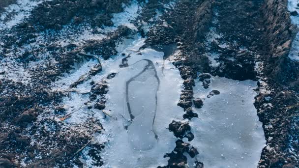 İnsanlar donmuş su birikintisi üzerinde yürüdü ve buzları kırdı. — Stok video
