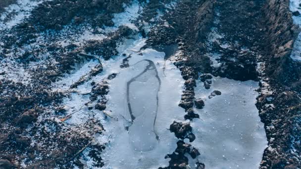 La gente caminaba sobre el charco congelado y rompía el hielo . — Vídeos de Stock