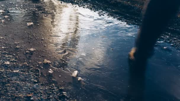 La gente se resbaló en el hielo y se detuvo. El hielo empezó a agrietarse . — Vídeo de stock