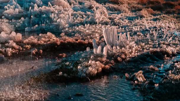 Geweldige vormen van ijs en waterspatten. — Stockvideo