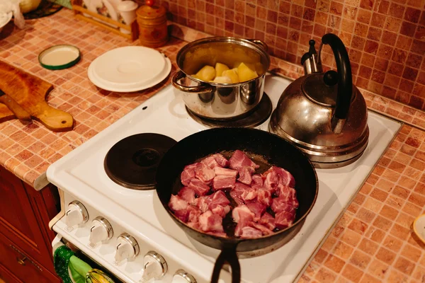 Κρέας σε ένα τηγάνι — Φωτογραφία Αρχείου