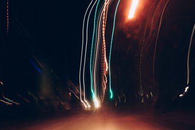 Gece araba bulanık ışıklar.