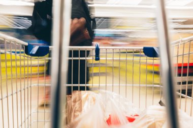 Süpermarket arabası Pov ve arka plan bulanık.