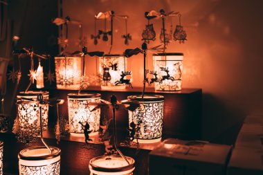 Bazı karanlık odada Noel gece lambaları dahil.