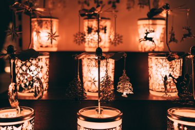 Bazı karanlık odada Noel gece lambaları dahil.