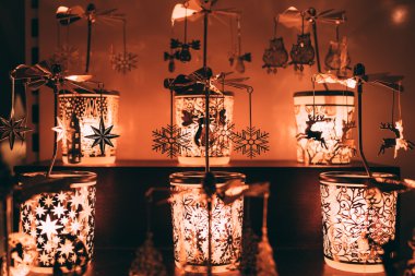 Bazı karanlık odada Noel gece lambaları dahil.