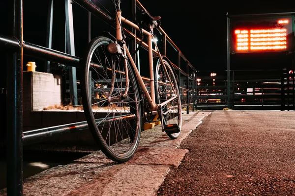 Parked bicycle at night front view. — Stock Photo, Image