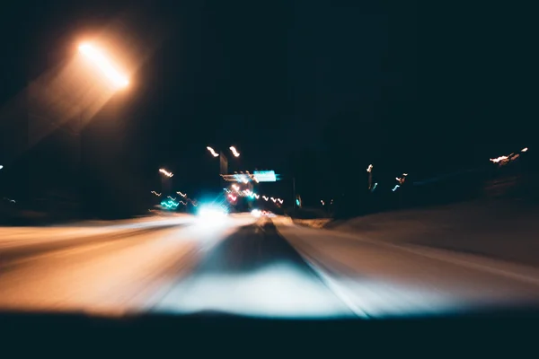 Feux de voiture flous dans la nuit . — Photo