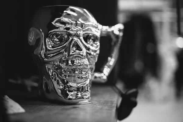 Mug in the form of a skull close up. — Stock Photo, Image