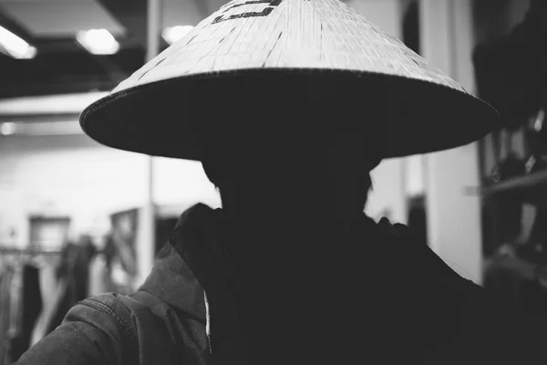 Силуэт человека в рисовой шляпе . — стоковое фото