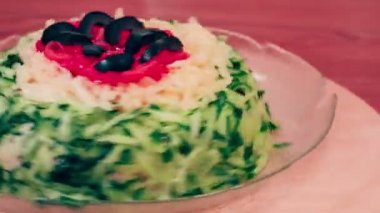Güzel sebze salatası kendi ekseni etrafında döner.