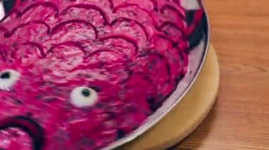 Salata ringa balığı balık şeklinde bir kürk manto altında kendi ekseni etrafında döner.