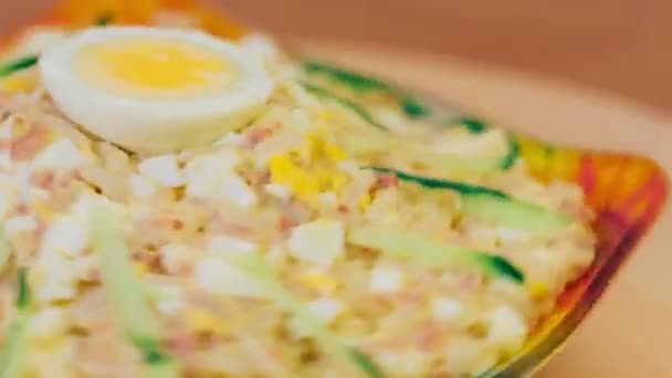 Mooie plantaardige salade draait rond haar as. — Stockvideo