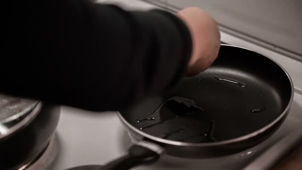 Woman does cutlets and puts them on a frying pan. — Stock Video