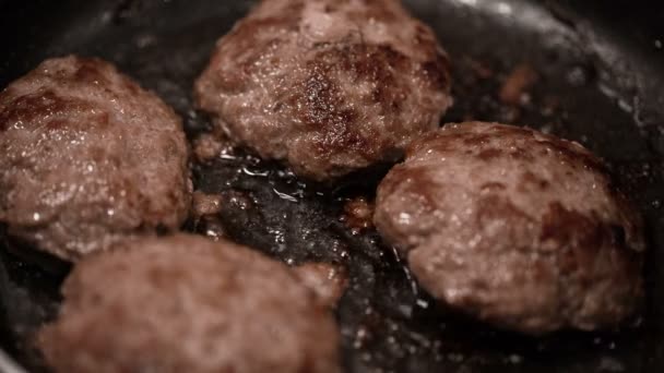 Koekenpan schnitzels zijn gebakken. — Stockvideo