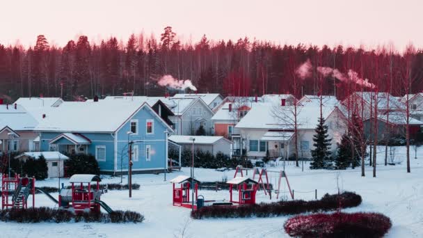 Schöne gemütliche Farbenhäuser in Finnland. — Stockvideo