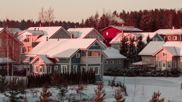 Hermosas casas de colores acogedores en Finlandia . — Vídeo de stock