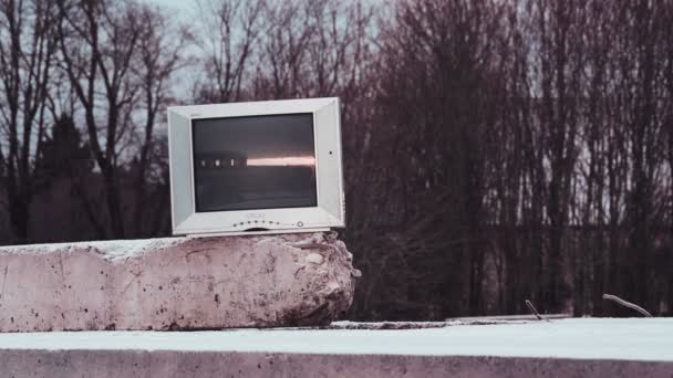 One old tv on a concrete plate. — Stock Video