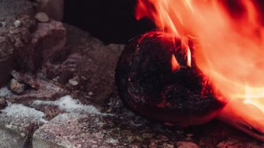 Vandal ateşe kuklanın baş verir..