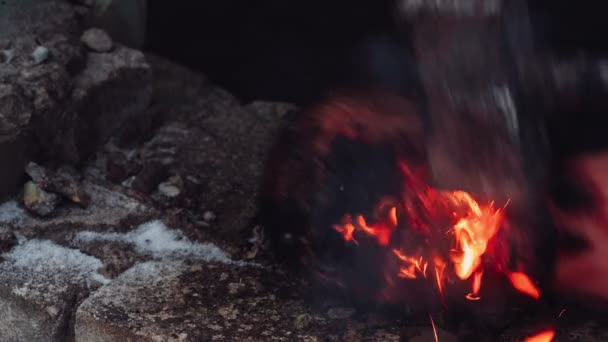 A cabeça de um manequim queima e o vândalo chuta-o com um pé . — Vídeo de Stock
