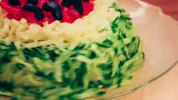 美しい野菜のサラダは、その軸を中心に展開します。. — ストック動画