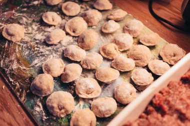 El tarafından yapılan Rus köfte yemek için hazırlanıyorlar.