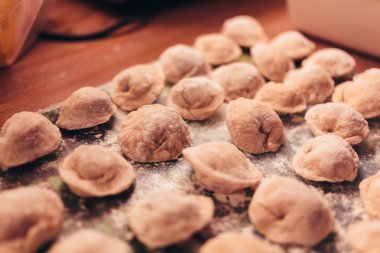 El tarafından yapılan Rus köfte yemek için hazırlanıyorlar.