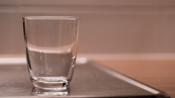 Hälls i ett tomt glas fruktjuice. — Stockvideo