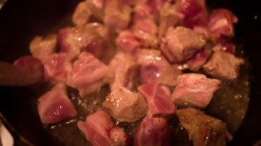 Doğranmış et parçalarını bir tencerede kızartılır.