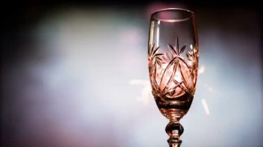 Şampanya Selam ve bengal ışık karşı bir cam dökülür.