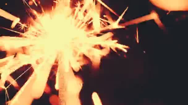 Bengálsko plaménkem s světle jiskří na černém pozadí. — Stock video
