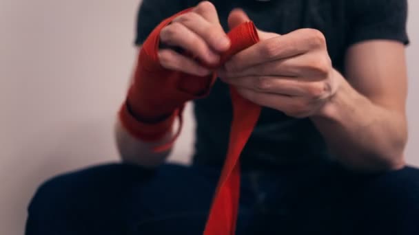 Boxer après la boxe roule une bande dans laquelle il y avait sa main . — Video