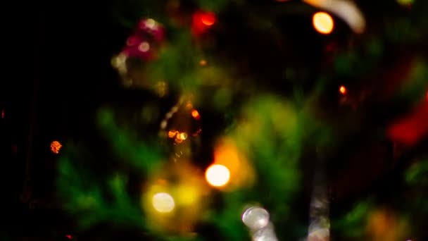 Cámara toma un árbol de Navidad con un ángel en la parte superior . — Vídeos de Stock