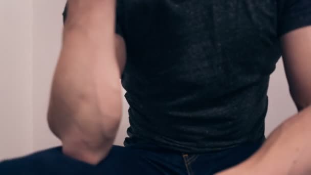 L'uomo oscilla muscoli il peso tenendo il suo in mano . — Video Stock