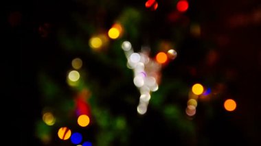 Kamera odağı ayarlar ve Noel rakam bir balerin şeklinde sabit.