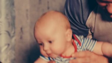 Baba küçük bebek tutan ve onunla çalış.