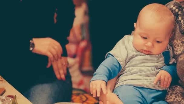 Camera beweegt op de links aan de rechterkant en verwijdert als moeder de baby houdt. — Stockvideo