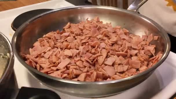 Em uma chapa na cozinha cozinham a comida saborosa e apetitosa em tempo real . — Vídeo de Stock