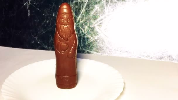 Smälter och smältande choklad figur jultomten. — Stockvideo