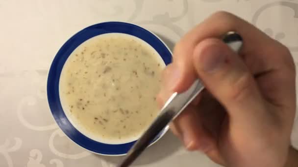 Man eet warm champignonsoep. Time-lapse video. — Stockvideo