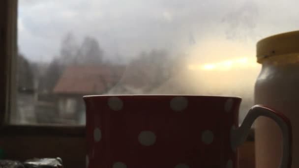 Vista de cerca del vapor caliente de la bebida de café . — Vídeo de stock