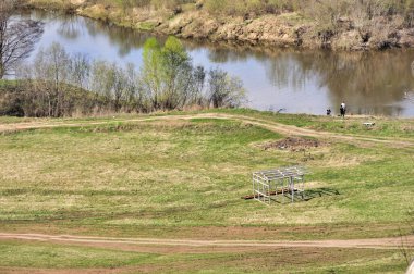 Küçük bir nehirde balık tutmak