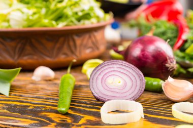 Doğranmış soğan ve biberi kapatın