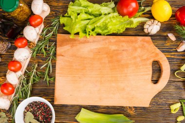 Boş kesme tahtasını çevreleyen sebzeler